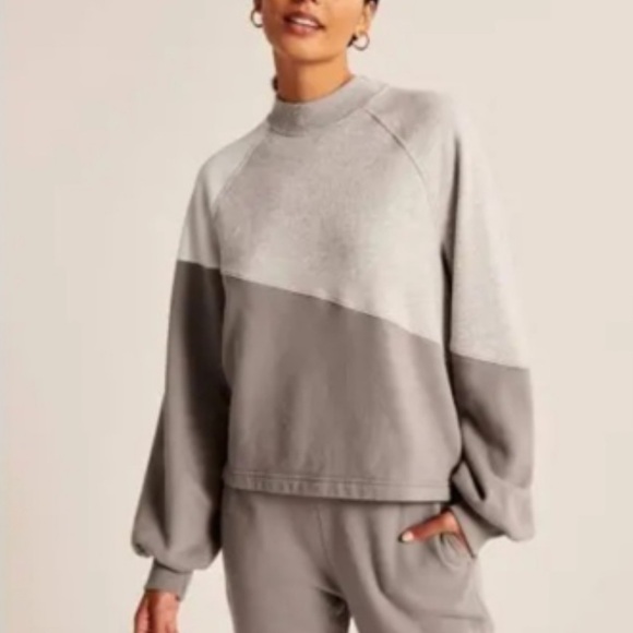 Abercrombie & Fitch Tops - Abercrombie & Fitch Colorblock Crewneck Sweatshirt